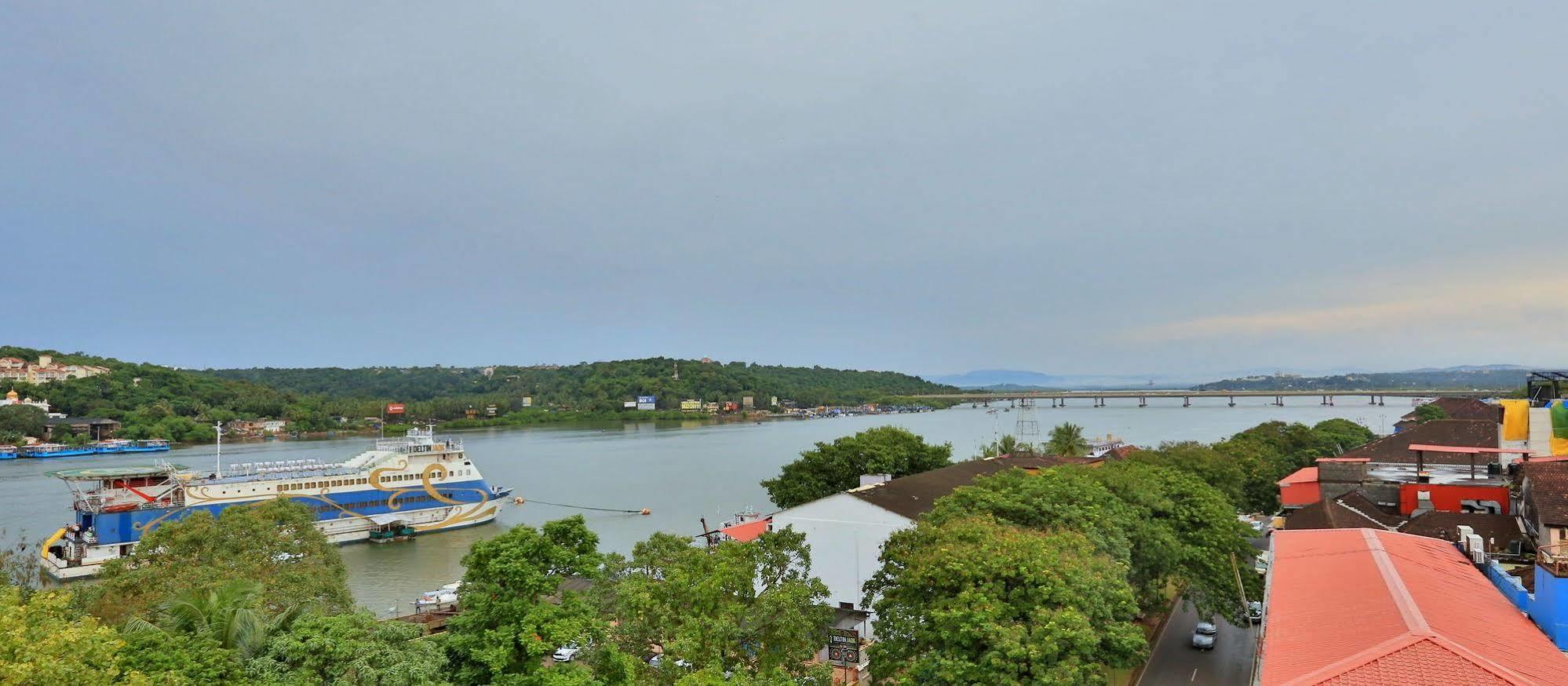Hotel Mandovi Panadzsi Kültér fotó
